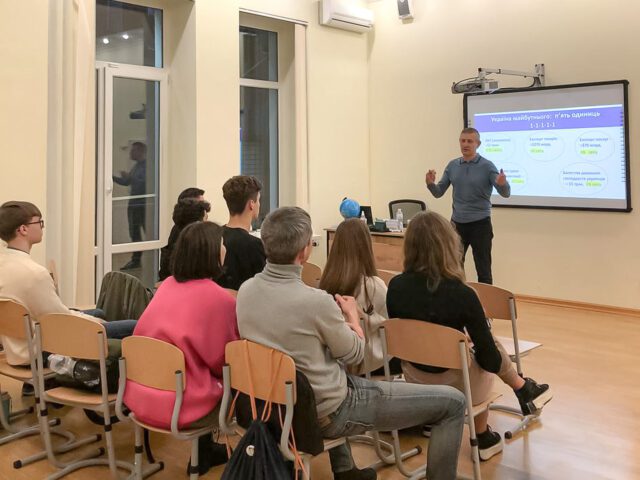 Зустріч учнів ліцею з економістом Ярославом Романчуком