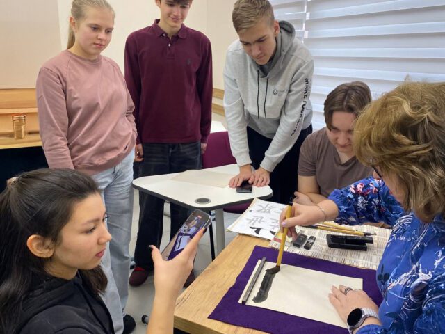 Цікаві уроки: як учні досліджували звук, Японію та дрони