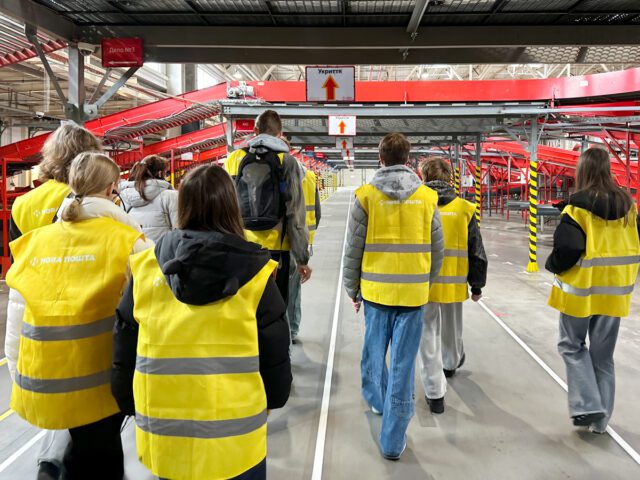 Як це працює: учні ліцею відвідали Київський інноваційний термінал Нової пошти